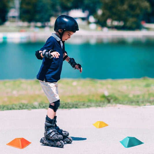 Set de 40 Conos Entrenamiento de Fútbol y Ejercicios de Agilidad y Coordinación. Diseño en Forma de Flecha con Colores Vivos. Marcadores Deportivos con Bolsa y Soporte Apilable. Para Niños y Adultos