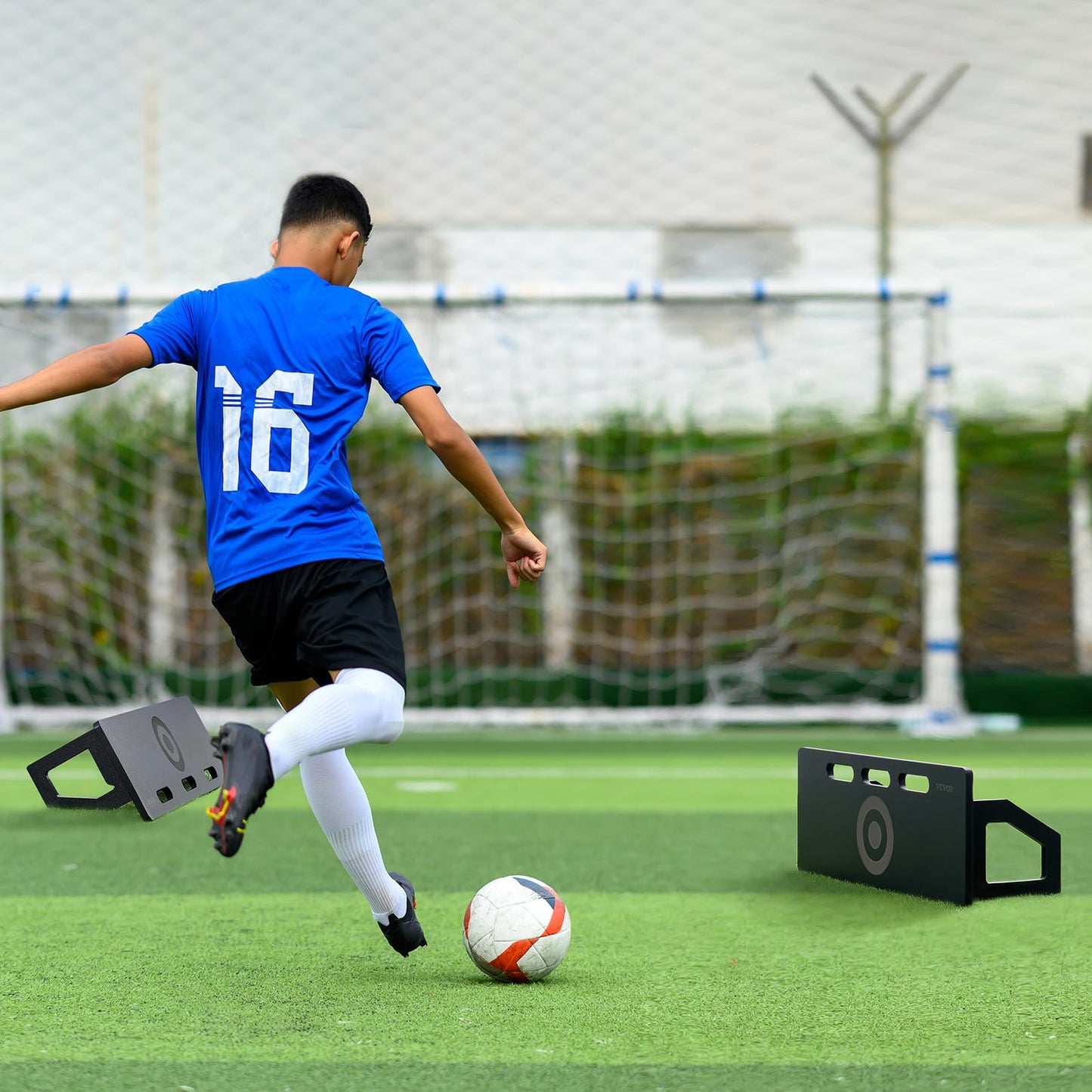 VEVOR Tablero de Rebote de Fútbol, Pared de Fútbol Portátil con 2 Ángulos de Rebote, de HDPE Plegable, Equipo de Entrenamiento de Fútbol para Niños y Adultos, Práctica de Pases y Tiros, 800 x 300 mm
