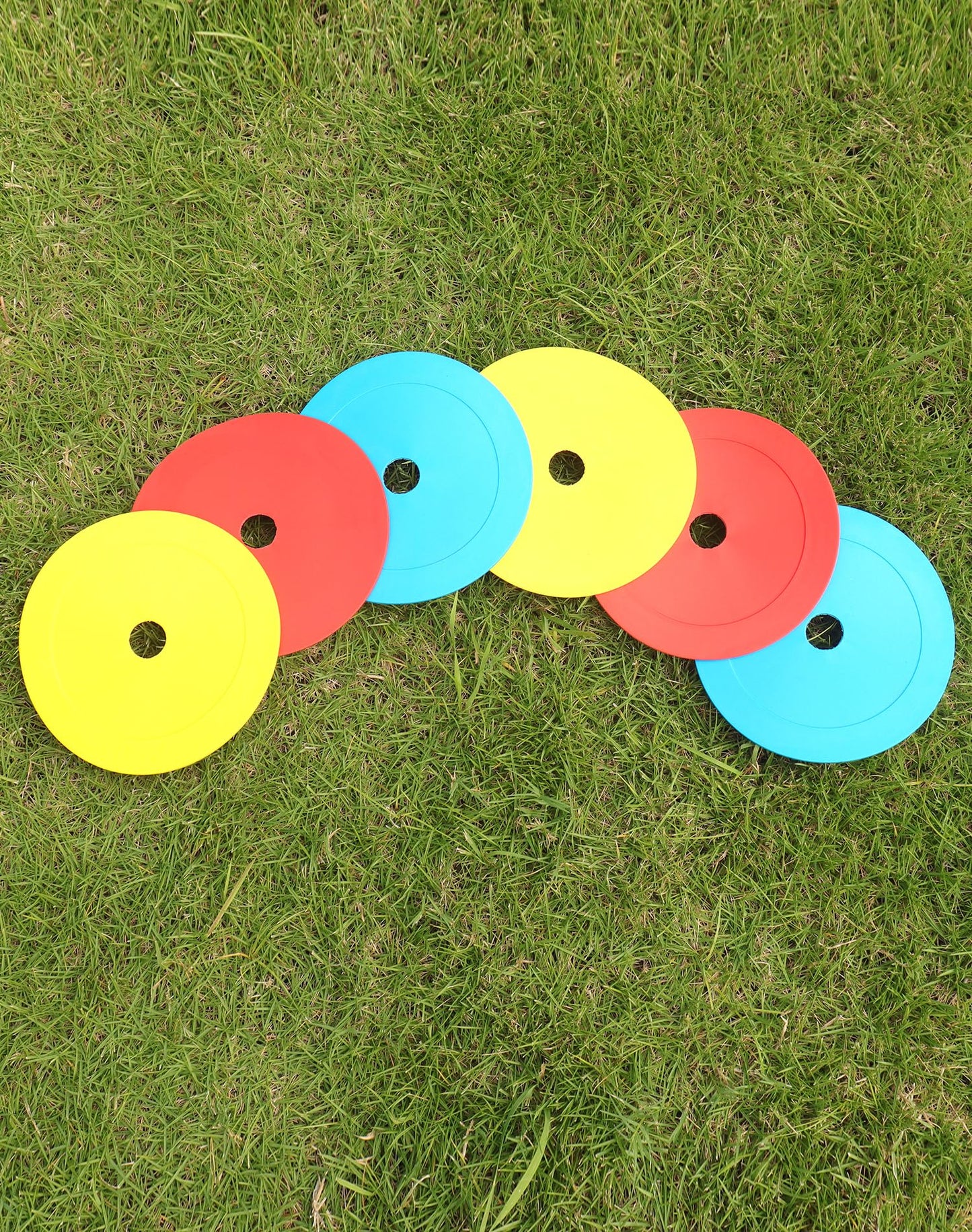 QWORK® Paquete de 24 Conos Futbol Planos 15cm, Conos entrenamientode Flexibles para fútbol, Baloncesto, Balonmano y más - Naranja, Amarillo, Azul