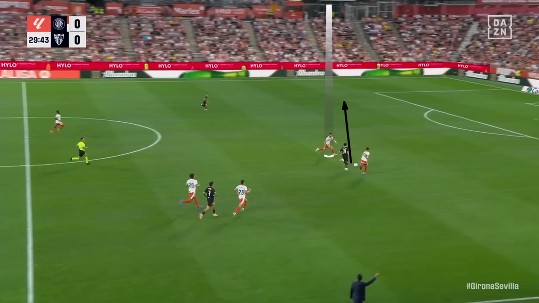 El central salta a un impar en transición defensiva y queda expuesto.