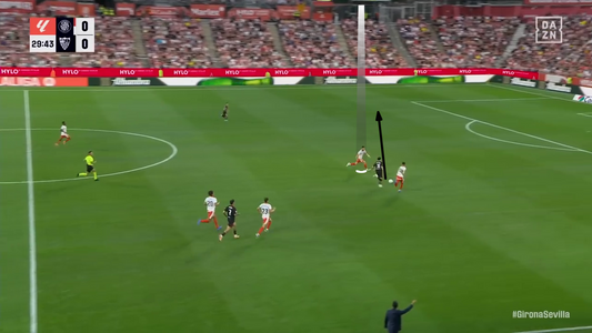 ❌ El central salta a un impar en transición defensiva y queda expuesto.