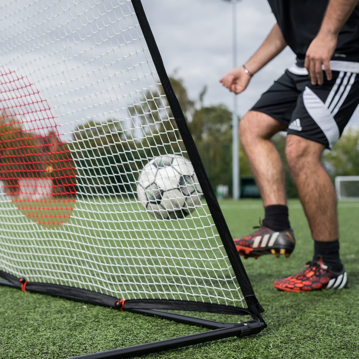 QUICKPLAY - Foco de rebote de fútbol (2,4 x 1,5 m) | Entrenamiento de balón multideportivo – Aplicación de entrenamiento eCOACHE | Red rebozadora de balón para control y precisión (3 tamaños)